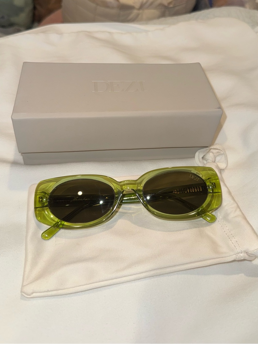 DEZI Booked green sunglasses